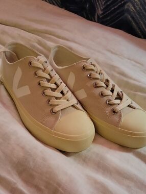 Veja From GOOP, Amazonian Rubber Sole Off-white Sneakers. Brand New